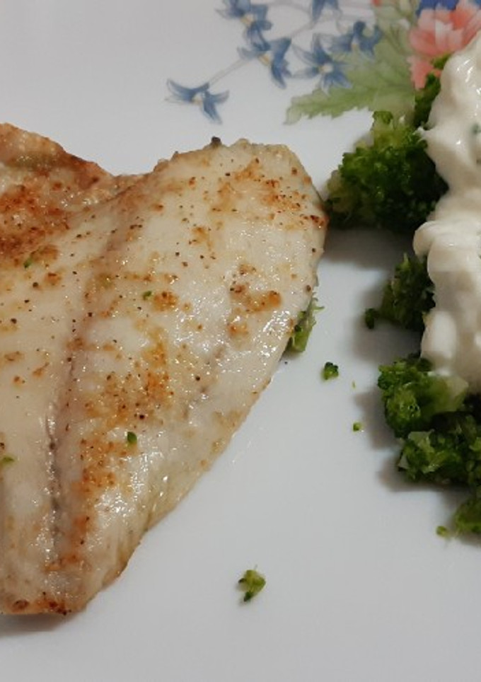 Una foto de Dorada y brócoli con salsa de yogur. Airfryer y microondas