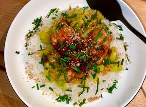 Une photo de Poulet 🐓 façon teriyaki avec des légumes poêlés, du riz 🍚 & du gomasio