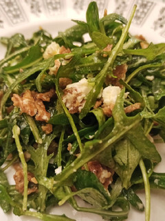 Una foto de Ensalada de canónigos y rúcula con vinagreta de mostaza y miel