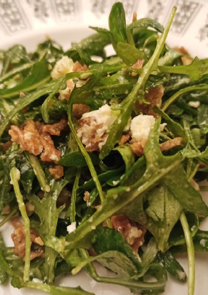 Una foto de Ensalada de canónigos y rúcula con vinagreta de mostaza y miel