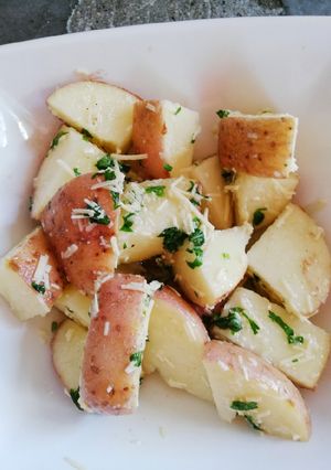 Una foto de Papas con ajo y queso parmesano