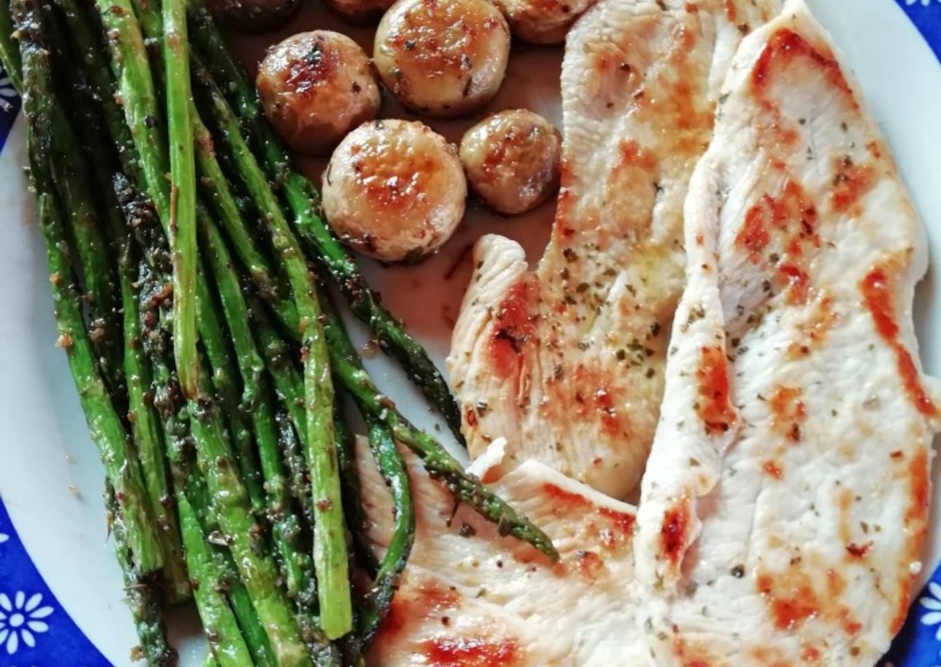 Filete de pollo a la plancha con espárragos y champiñones