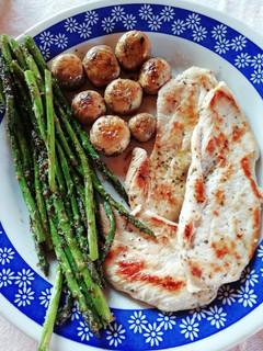 Una foto de Filete de pollo a la plancha con espárragos y champiñones