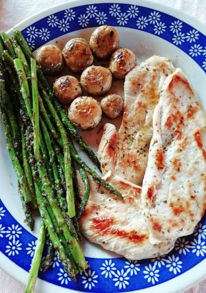 Una foto de Filete de pollo a la plancha con espárragos y champiñones