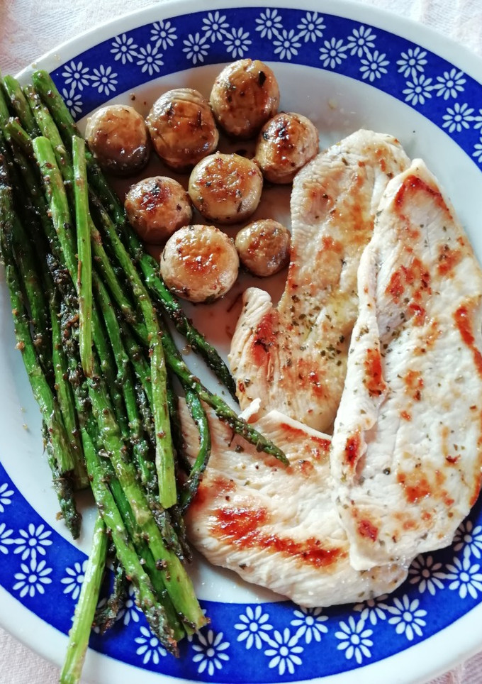 Una foto de Filete de pollo a la plancha con espárragos y champiñones