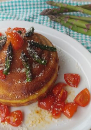 Foto di Super muffin agli asparagi con pomodori caramellati