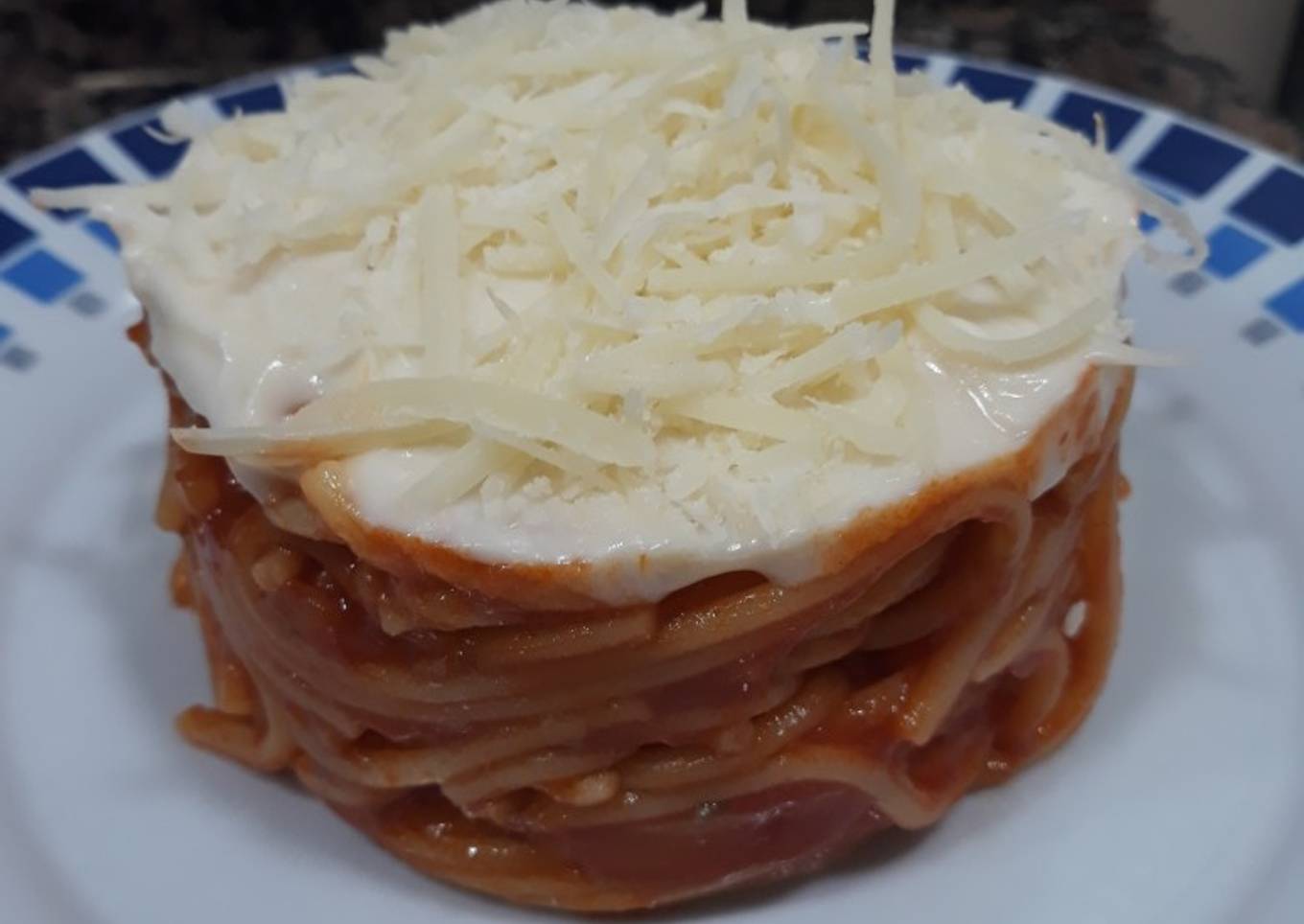 Espaguetis boloñesa con salsa de queso queso rallado