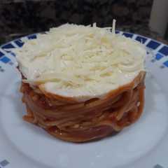 Una foto de Espaguetis boloñesa con salsa de queso queso rallado
