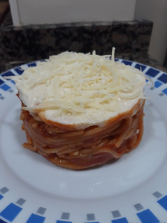 Una foto de Espaguetis boloñesa con salsa de queso queso rallado