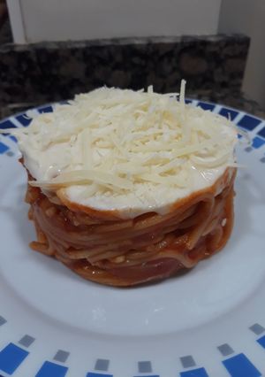 Una foto de Espaguetis boloñesa con salsa de queso queso rallado