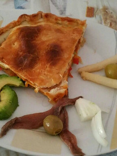 Foto principal de Empanada rellena de pisto manchego y aguacates
