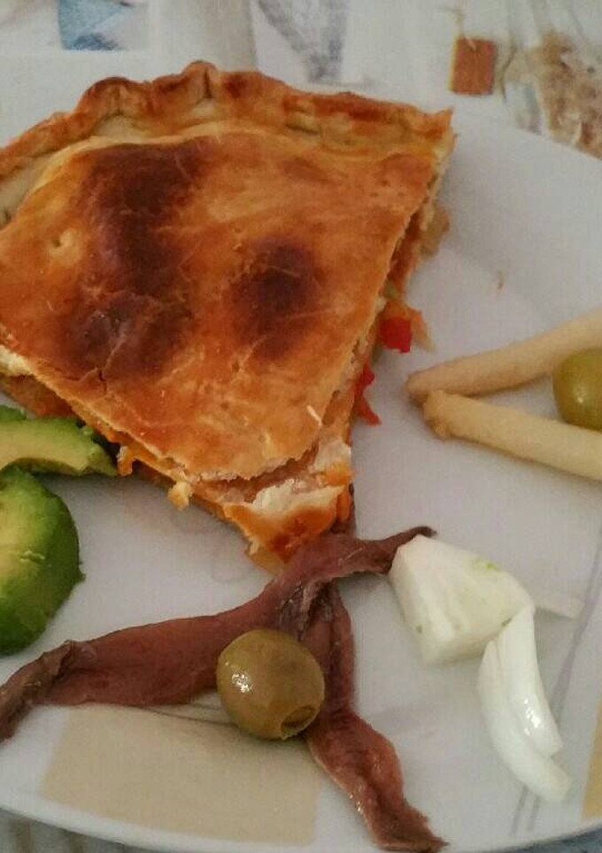 Una foto de Empanada rellena de pisto manchego y aguacates