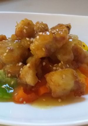 Una foto de Pollo rebozado en salsa agridulce de piña