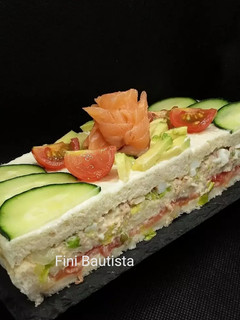 Una foto de Pastel frío con pan de molde