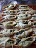 Conchiglioni relleno de espinaca y ricota sobre salsa boloñesa