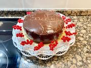 Una foto de tarta de chocolate con ganache