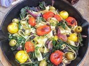 Una foto de pasta kale