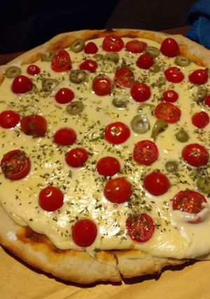 Una foto de Pizza con tomate cherry