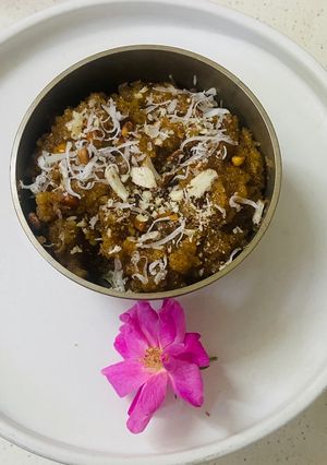 सूजी हलवा (नवरात्रि प्रसाद) रेसिपी मुख्य फोटो