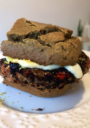 Una foto de Hamburguesa de porotos negros y morrón con pan de lino y quínoa 🌱♥️