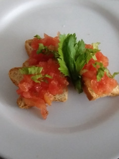 Una foto de Tomates vs Tostadas🍅🍅🍅