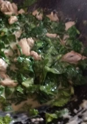 Una foto de Pollo marinado al wok con espinacas