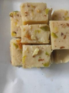 खोया की बर्फी(khoya barfi recipe in hindi) रेसिपी मुख्य फोटो
