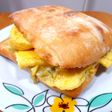 Bocadillo de tortilla y aguacate