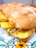 Bocadillo de tortilla y aguacate
