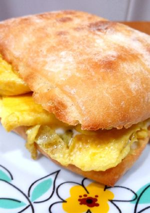 Foto principal de Bocadillo de tortilla y aguacate