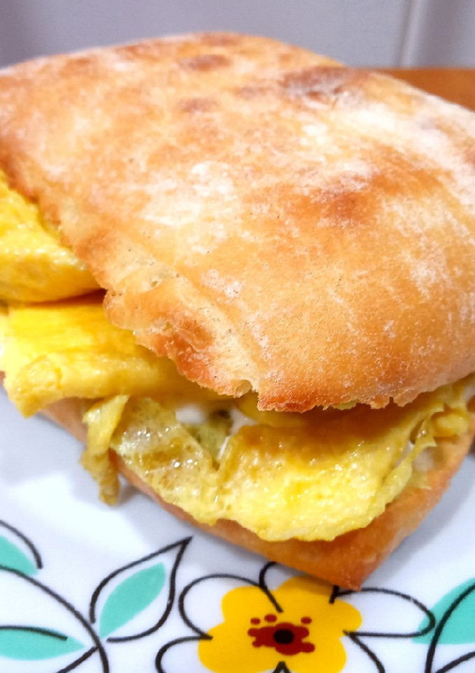 Una foto de Bocadillo de tortilla y aguacate