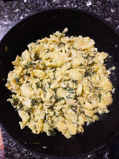 Una foto de Revuelto de patatas con espárragos silvestres