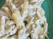 Una foto de penne con crema