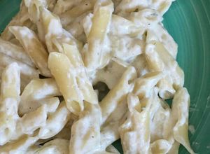 Una foto de Pasta corta con queso roquefort y manchego.ॐ