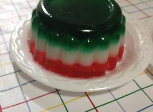 Una foto de Gelatina tricolor "cóctel patrio"