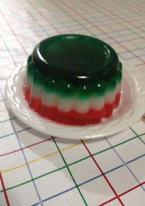 Una foto de Gelatina tricolor "cóctel patrio"