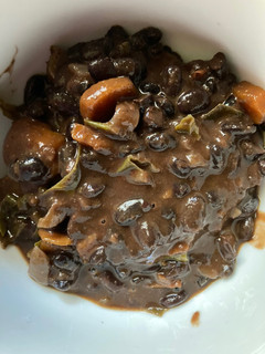 Foto de Feijão Preto guisado com salsicha fresca e couve penca