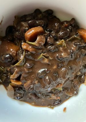 Foto de Feijão Preto guisado com salsicha fresca e couve penca