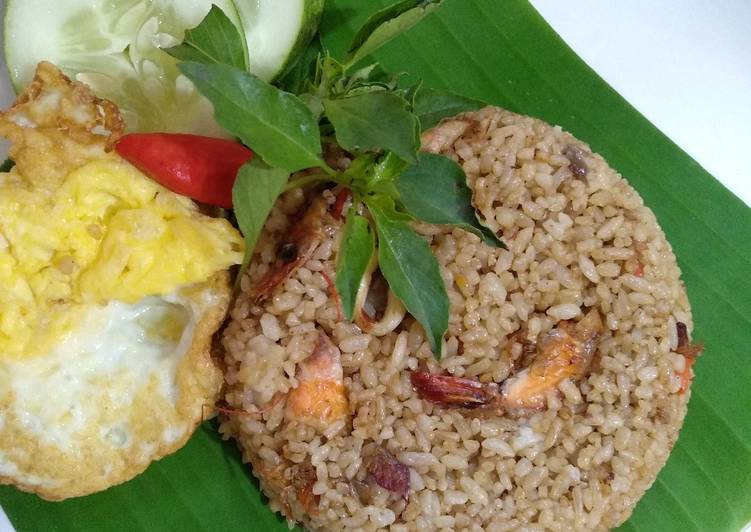 Bagaimana Menyiapkan Nasi Goreng Seafood Seadanya yang Lezat Sekali