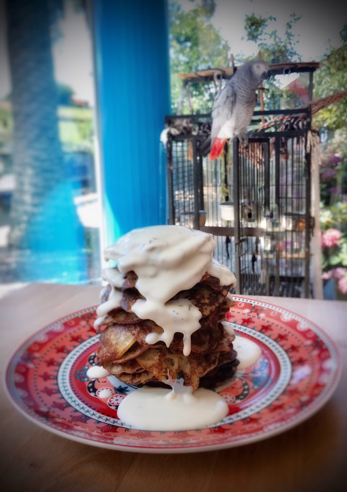 Una foto de Tortitas de calabacín con crema agria casera (en Thermomix)