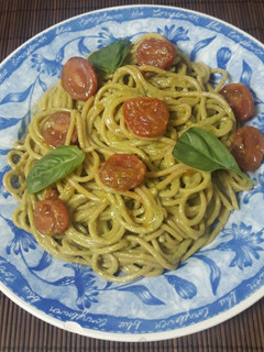 Una foto de Espaguetis con tomates cherry y aguacate #cookpadmycook