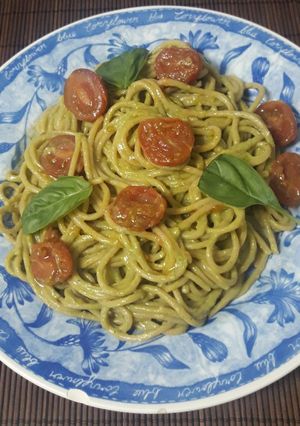 Una foto de Espaguetis con tomates cherry y aguacate #cookpadmycook