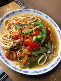 Una foto de Ramen de verduras y pollo 🍜🥗🐓