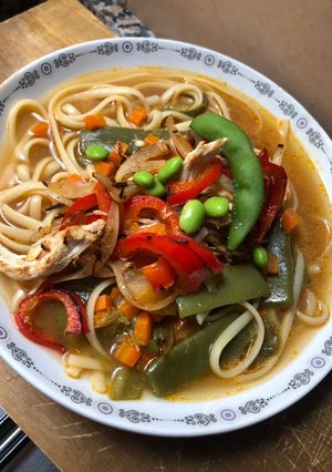 Foto principal de Ramen de verduras y pollo 🍜🥗🐓