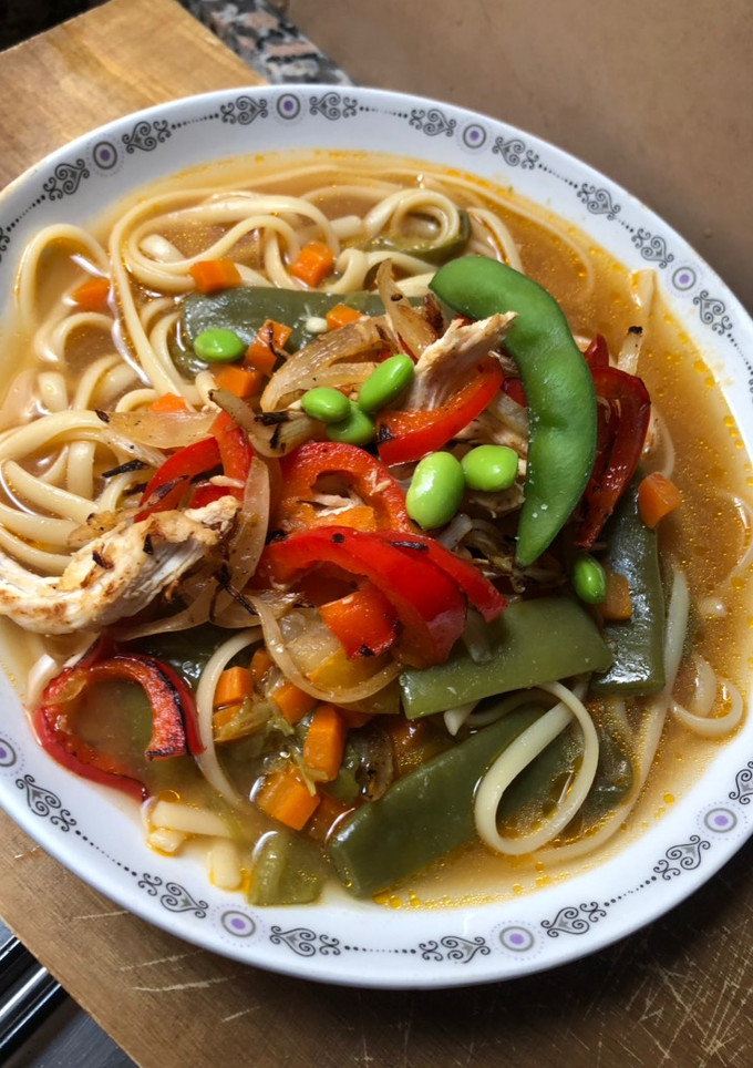 Una foto de Ramen de verduras y pollo 🍜🥗🐓