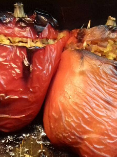Una foto de Pimientos asados rellenos de carne y arroz