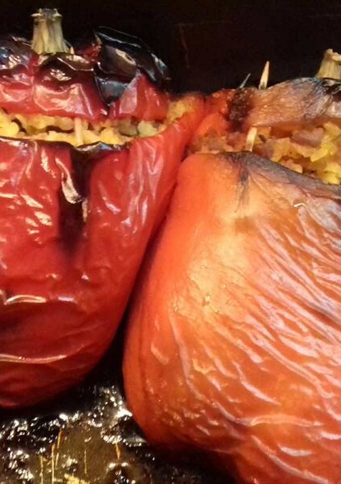 Una foto de Pimientos asados rellenos de carne y arroz