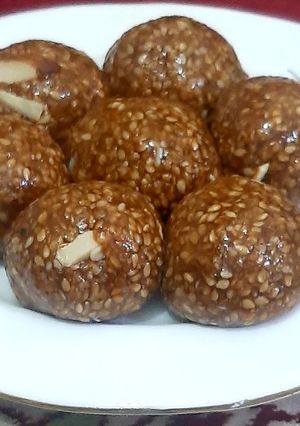 तिल गुड़ लड्डू(Til gud ka Laddu recipre in Hindi) रेसिपी मुख्य फोटो