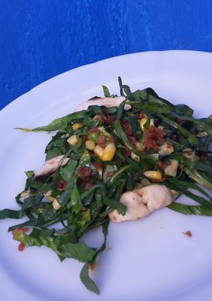 Una foto de La ensalada de Popeye (espinacas y tocino)