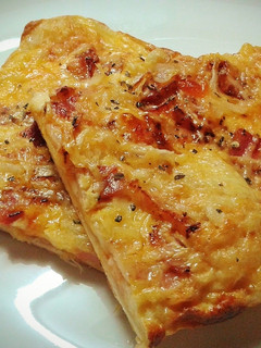 Una foto de Pizza carbonara
